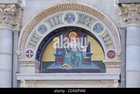 Mosaico di San Reparata di Giuseppe Modena da Lucca, lunetta sopra la porta sinistra del Duomo di Pisa Foto Stock