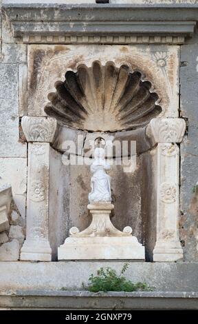 Nostra Signora sul portale della chiesa di San Michaels, nel centro storico di Korcula, Dalmazia, Croazia Foto Stock