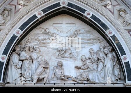 Lunetta scolpita contenente un rilievo del trionfo della Croce, da Giovanni Dupre, sopra la porta centrale della Basilica di Santa Croce (Basilica Foto Stock