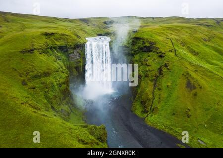 Vista aerea del drone della cascata di Skogafoss in Islanda, una delle attrazioni turistiche più famose e punto di riferimento Foto Stock