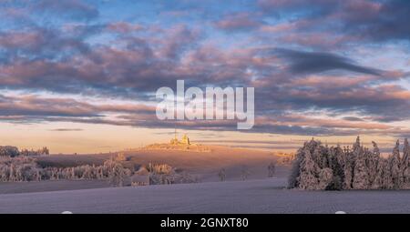 Vista panoramica Schwartenberg in Germania Neuhausen Sassonia vicino alla città termale Seiffen al mattino d'inverno. Foto Stock