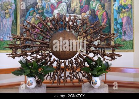 Il tabernacolo sull'altare principale della Madre Teresa nella cattedrale di Vau Dejes io, Albania Foto Stock