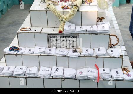 Oggetti religiosi sono in attesa di una benedizione sulla tomba dei missionari croati, padre gesuita ante Gabric a Kumrokhali, Bengala Occidentale, India Foto Stock