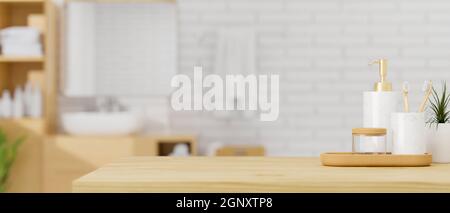 Piano di lavoro in legno per montaggio e visualizzazione del prodotto con set di contenitori in ceramica da bagno in vassoio di legno su interni moderni e minimalisti bagno. Foto Stock