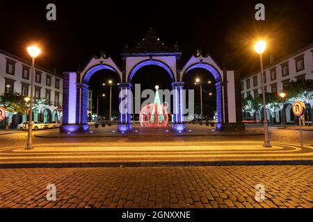 L'ingresso storico (Portas da Cidade) al villaggio di Ponta Delgada nelle Azzorre, Portogallo. Foto Stock