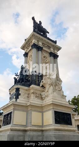 Monumento re Alfonso XII al Parco El Retiro, Madrid al tramonto. Parco iconico nella capitale della Spagna. Foto Stock