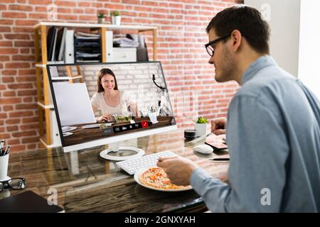 Pausa pranzo ufficio virtuale con videoconferenza online Foto Stock