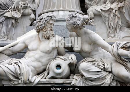 Particolare della fontana Pallas-Athene di fronte al parlamento austriaco, Vienna, Austria. Le sculture rappresentano i fiumi Danubio e locanda. Foto Stock