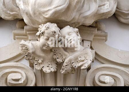 Angeli sul portale della chiesa di Mariahilf a Graz, Stiria, Austria Foto Stock