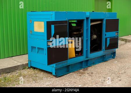 Generatore di elettricità. Sistema di raffreddamento esterno. Cibo aggiuntivo all'esterno. Attrezzatura di supporto del raffreddamento. Foto Stock