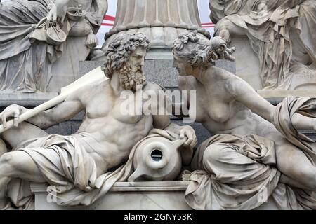 Particolare della fontana Pallas-Athene di fronte al parlamento austriaco, Vienna, Austria. Le sculture rappresentano i fiumi Danubio e locanda. Foto Stock