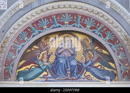 Mosaico della Vergine Maria di Giuseppe Modena da Lucca, sopra la porta centrale del Duomo di Pisa Foto Stock