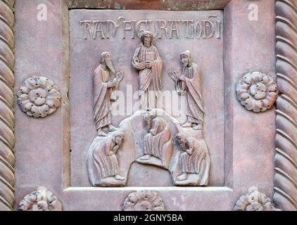 Trasfigurazione di Cristo sul San Ranieri porta della Cattedrale Santa Maria Assunta a Pisa, Italia Foto Stock