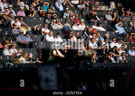 Feature, spettatori/fan sullo stand principale con una distanza guardare la partita, prima che un duello, calcio 1 Bundesliga, 06 ° giorno di incontro, Eintracht Francoforte (F) - FC Colonia (K) 1: 1, il 25 settembre 2021 a Francoforte / Germania. Le normative #DFL vietano l'uso di fotografie come sequenze di immagini e/o quasi-video # Â Foto Stock