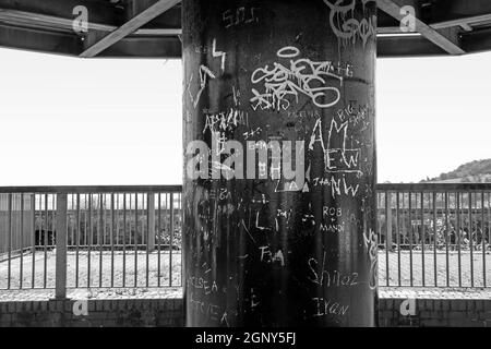 Immagine monocromatica dell'arte urbana sotto forma di graffiti sul pilastro centrale del punto di osservazione a Mount Wise Devonport, che domina l'Hamoaze AN Foto Stock