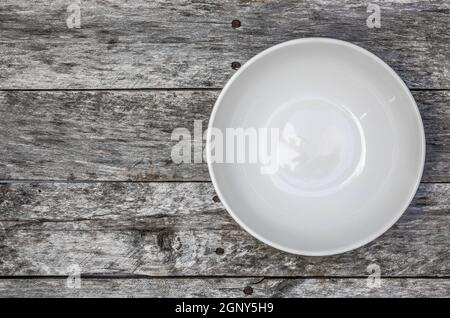 Recipiente vuoto sulla vista superiore in legno grigio Foto Stock