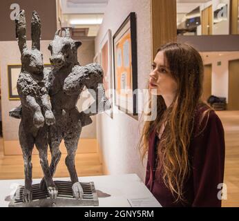 Londra UK 28 set 2021 Blazing a Trail: Le donne britanniche moderne Sophie Ryder Minotaur and Hare eat £10.000-15.000Il concetto che sta dietro Blazing a Trail è quello di illuminare gli artisti di fama femminile del 20 ° secolo, troppi dei quali rimangono trascurati e sottovalutati. Paul Quezada-Neiman/Alamy Live News Foto Stock