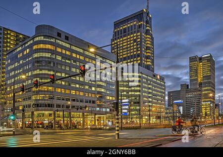 Rotterdam, Paesi Bassi, 2 dicembre 2016: Viale del centro di Weena con edifici moderni durante l'ora blu Foto Stock