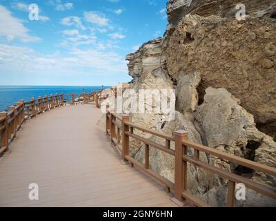 Costa del Mar Caspio. Percorso roccioso. Kazakistan. Città di Aktau. 16 luglio 2019 anno. Foto Stock