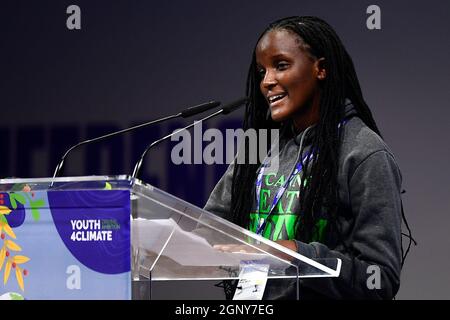 Milano, Italia. 28 settembre 2021. Vanessa Nakate interviene durante la sessione plenaria di apertura dell'evento Youth4Climate pre-COP26. Credit: Nicolò campo/Alamy Live News Foto Stock