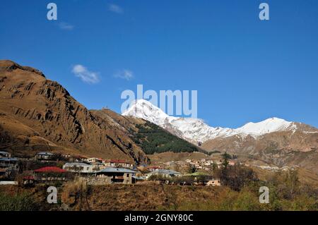 La Georgia, Kazbegi (Stepantsminda) sul georgiano autostrada militare Mount Kazbegi in background Foto Stock