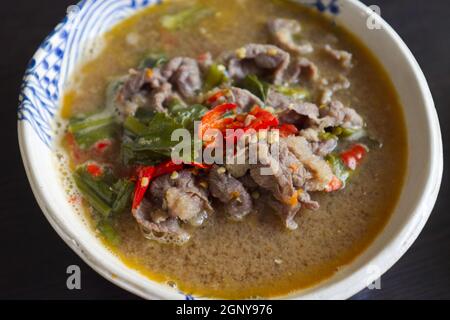 Cucina Thai, zuppa Tom Sab Isaan o zuppa Tailandese piccante e Sour con manzo Foto Stock