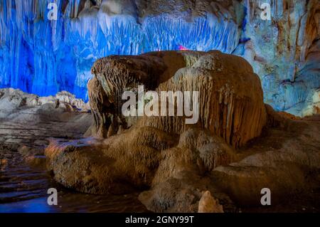 Vietnam Hang Dau Go (grotta di pali di legno) è la più grande grotta nella zona di Hạ Long le sue tre grandi camere contengono numerose stalattiti e sta Foto Stock