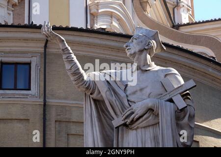 Statua di San Carlo Borromeo di Attilio Selva, Basilica dei Santi Ambrogio e Carlo al Corso, Roma, Italia Foto Stock