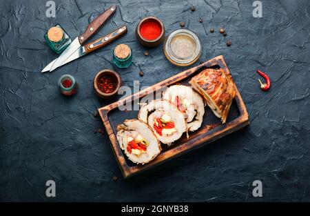 Involtini di carne ripieni di formaggio, pepe e olive. Foto Stock