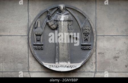 Albertus Magnus, noto anche come San Alberto Magno, era un cattolico tedesco il frate domenicano e vescovo. Bassorilievo in pietra per la costruzione del Faculte d Foto Stock