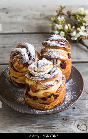 Panetone kulich craffin su sfondo di legno. Pane pasquale kozunak. Concetto di spazio di copia. Foto Stock