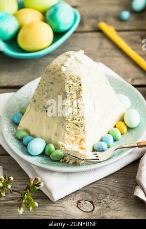Tradizionale torta di cagliata Ortodossa pasquale con pistacchi. Tradizionale dessert di formaggio casetta di Pasqua. Sfondo di Pasqua. Foto Stock