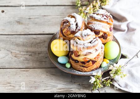 Panetone kulich craffin su sfondo di legno. Pane pasquale kozunak. Concetto di spazio di copia. Foto Stock