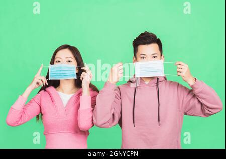 Giovane coppia che indossa maschera protettiva per il viso. Concetto di prevenzione dell'influenza e del coronavirus Foto Stock