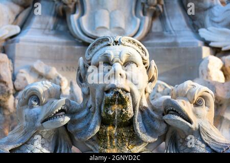 Fontana del Pantheon in Piazza della rotonda di fronte al tempio Pantheon, Roma, Italia Foto Stock