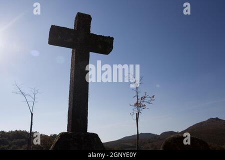 Silhouette a croce, in cima a una collina Foto Stock