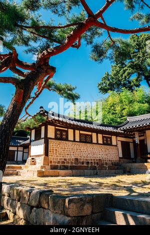 Seul, Corea - 3 settembre 2021 : Santuario ancestrale di Changnyeongwigung nel parco della Foresta dei sogni di Seoul settentrionale Foto Stock