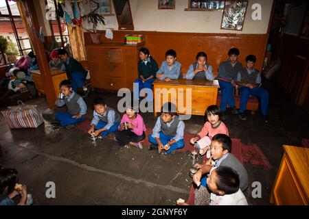 Studenti tibetani in una scuola di villaggio per bambini India Foto Stock