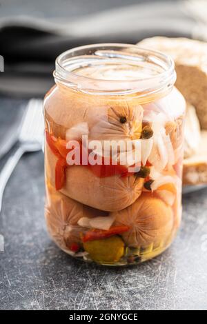 Salumi sottaceto con cipolla e pepe rosso. Cibo marinato in vaso. Foto Stock