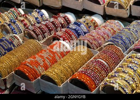 Tradizionali bangle indiane con diversi colori e motivi, Pushkar, India Foto Stock