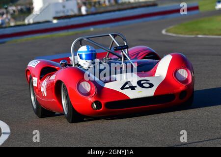 Mike Whitaker, Lola-Chevrolet T70 Spyder, Whitsun Trophy, numero illimitato di prototipi sportivi fino al 1966, Goodwood Revival 2021, Goodwood, Chichester, West su Foto Stock