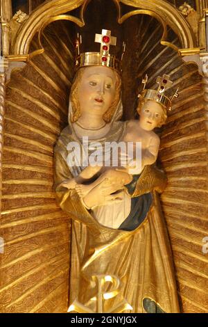 Madonna di Remete, statua sull'altare maggiore presso la Chiesa dell'Assunzione della Vergine Maria a Remete, Zagabria, Croazia Foto Stock