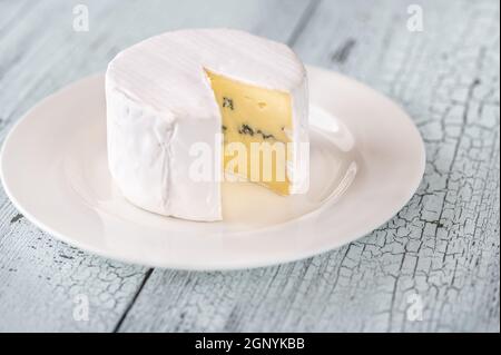 Formaggio blu sotto una crosta di muffa bianca sul piastra Foto Stock