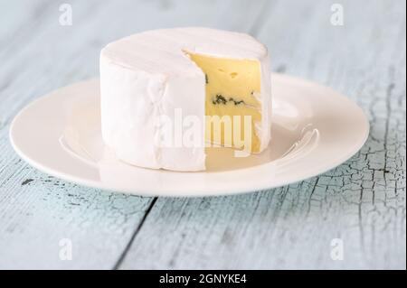 Formaggio blu sotto una crosta di muffa bianca sul piastra Foto Stock