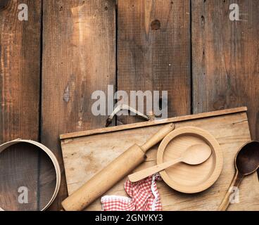 In legno fatti a mano gli utensili da cucina cucchiai da cucina in legno  oggetti Foto stock - Alamy