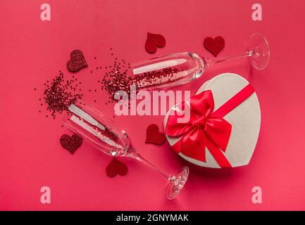 Biglietto di auguri di San Valentino con scatola regalo a forma di cuore e due bicchieri da champagne Foto Stock