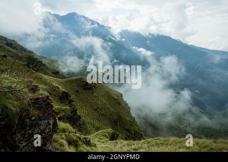 Montagne avvolte dalle nuvole. Trekking a Machapuchare, Nepal Foto Stock