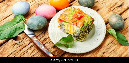 Torta pasqualina di Pasqua con spinaci e uova. Foto Stock