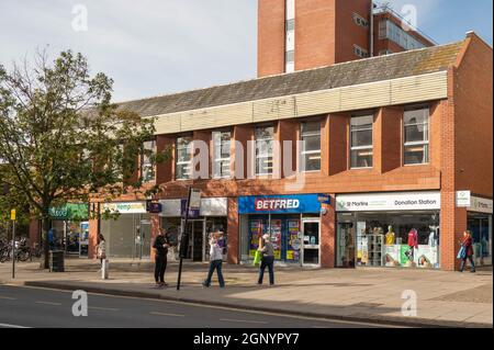 Una vista di fila di negozi sul bordo di Anglia piazza Norwich Foto Stock