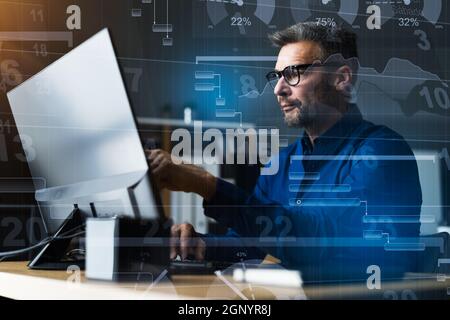 Project Manager che lavora con Gantt Digital Agenda Chart Foto Stock